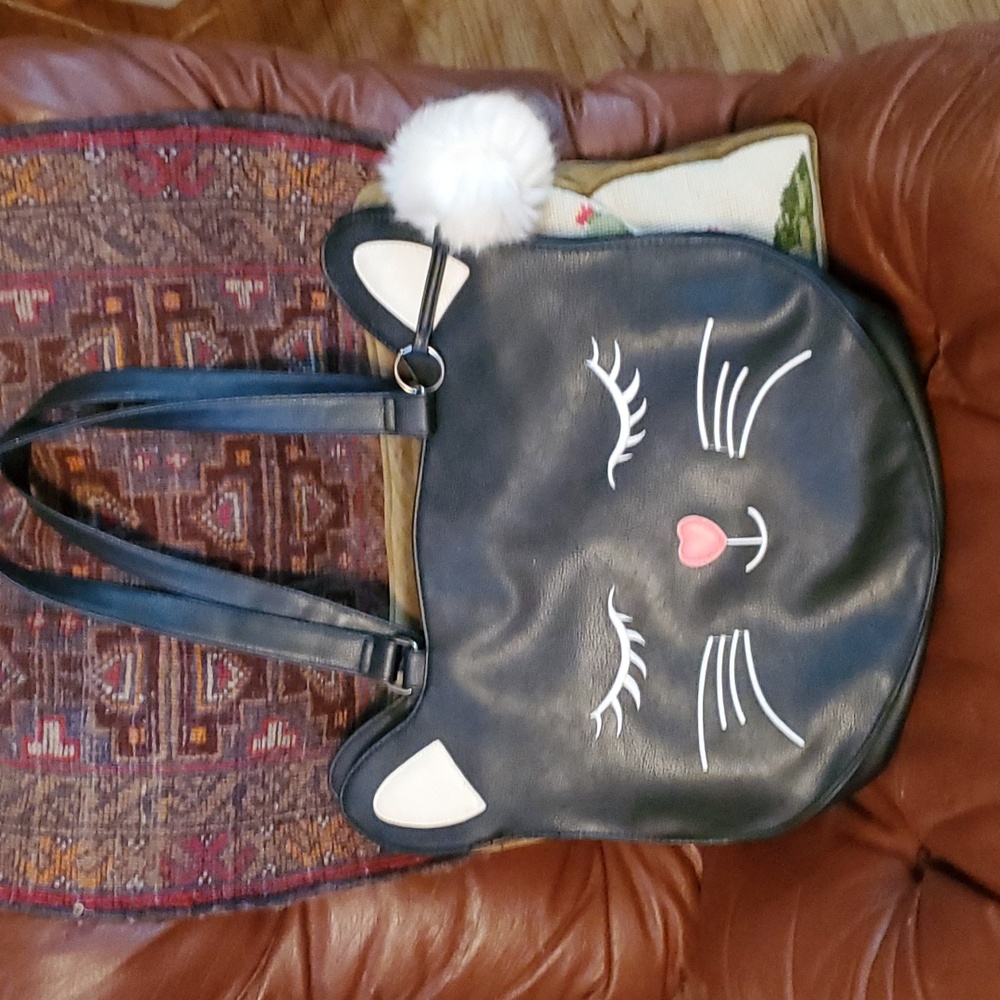 Cat shape  face pocketbook.  See all 📸.  Super cute.